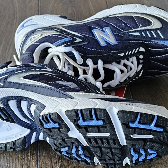 New  new balance size 5 youth - Picture 5 of 11